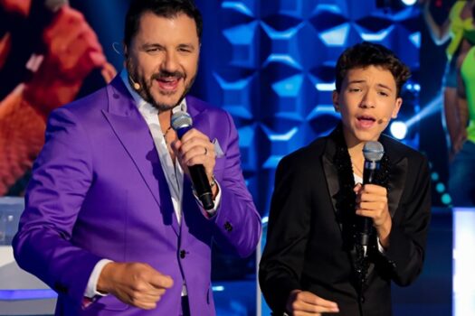 Maurício Manieri e filho cantam juntos no Programa Silvio Santos