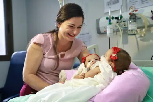 Siamesas ligadas pelo tórax deixam hospital pela primeira vez na vida em GO