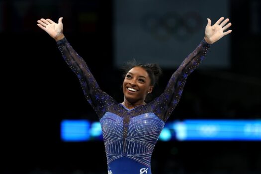 Simone Biles tem retorno triunfal e retoma sua coroa nos Jogos Olímpicos