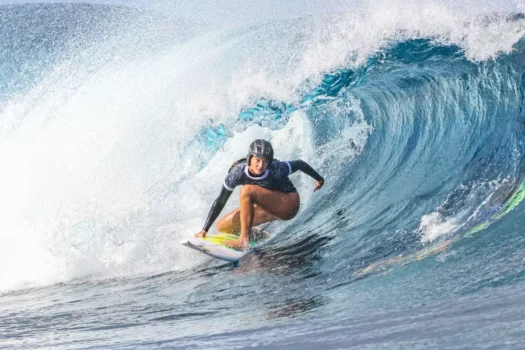 Ondas ruins adiam mais uma vez a reta final do surfe nas Olimpíadas