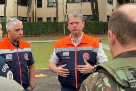 Governo de SP intensifica combate a incêndios no interior