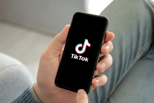 TikTok anuncia recurso de chat em grupo e adesivos customizados