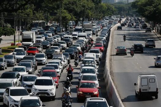 Tarde de sexta-feira (11) começa com tráfego carregado nas principais rodovias concedidas