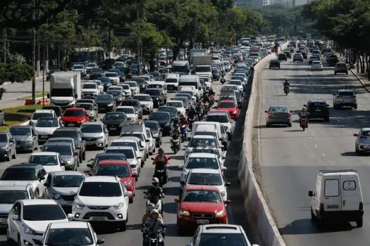 Uso do carro particular aumenta em São Paulo, e trânsito piora às segundas e sextas