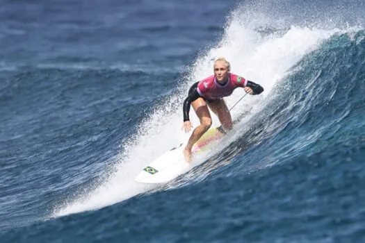 Tati Weston-Webb garante ao menos a prata para o Brasil no surfe