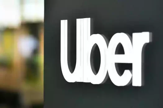 Uber é condenada a indenizar passageira trans em R$ 20 mil por danos morais