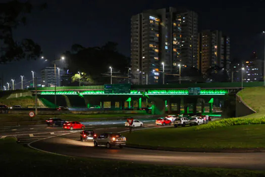 Em São Bernardo, viaduto do Km 18 da Anchieta ganha iluminação especial no mês de aniversário