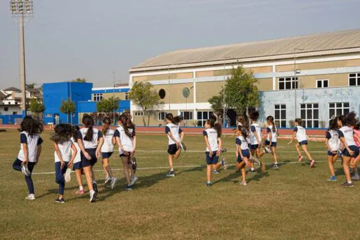 Alunos de São Caetano vivenciam atletismo no CTE Mario Chekin