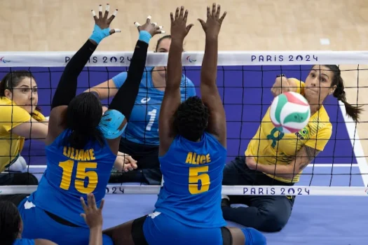 Brasil vence Ruanda na estreia do vôlei sentado feminino em Paris 2024