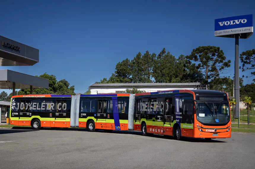 Ônibus biarticulado 100% elétrico Volvo BZRT - Lat.Bus 2024