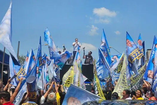 Gilvan mostra força e onda azul enche ruas de apoiadores