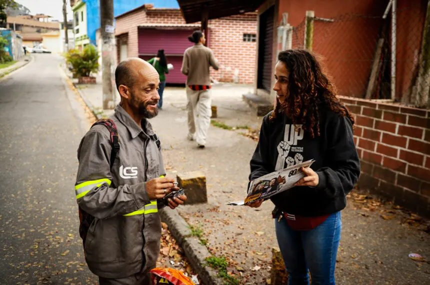 Amanda Bispo (UP) realiza caminhada com militância no Jd Estrela e Feital