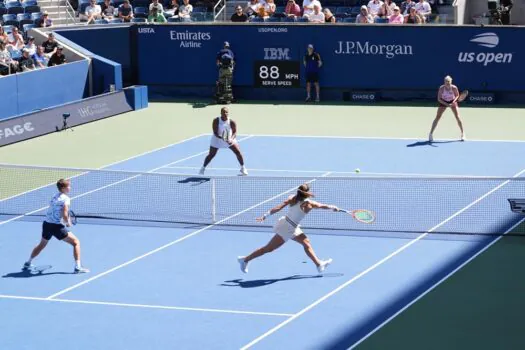 Luisa Stefani se despede diante de campeãs de Wimbledon nas quartas de final do US Open