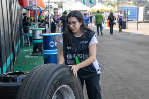 Estagiárias do FIA Girls on Track Brasil pegam no pesado na Copa Truck em Cascavel