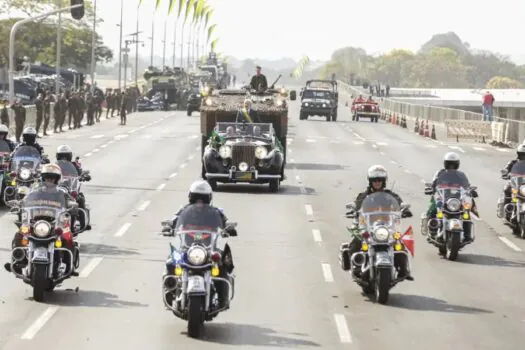 Autoridades prestigiam desfile do 7 de Setembro em Brasília