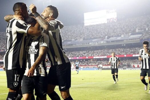 Pelo sonho da Libertadores, Botafogo enfrenta o Peñarol