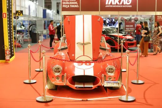 Exposição de carros exclusiva conta a história da evolução dos automóveis colecionáveis