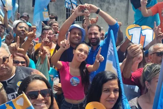 Gabriel Roncon faz caminhada no último domingo antes da eleição