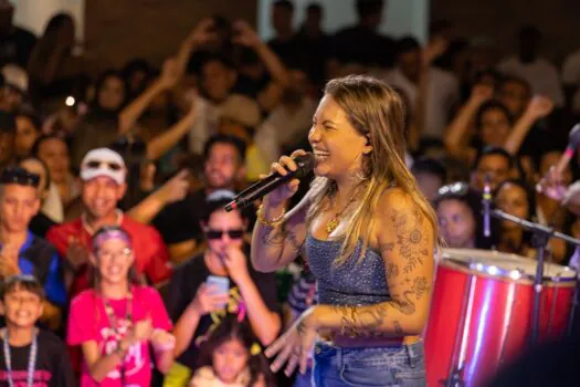 Cantora Gica leva mais de 2 mil pessoas ao primeiro show da sua label