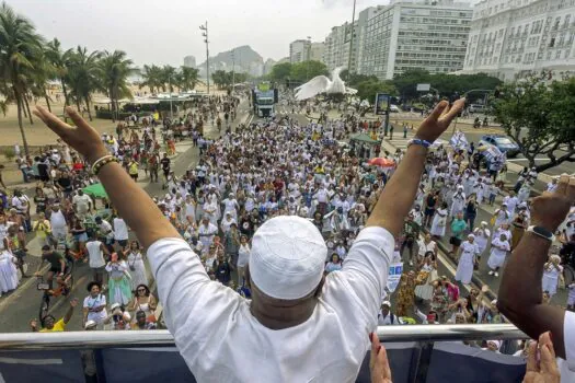 A orla de Copacabana recebeu no domingo (15) a 17ª edição da Caminhada em Defesa da Liberdade Religiosa