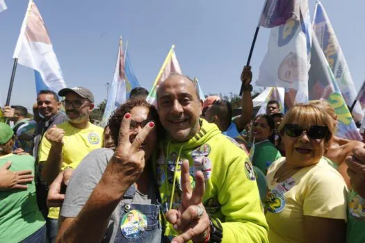 Campanha de Guto Volpi leva Onda Verde-Amarela ao Centro de Ribeirão Pires