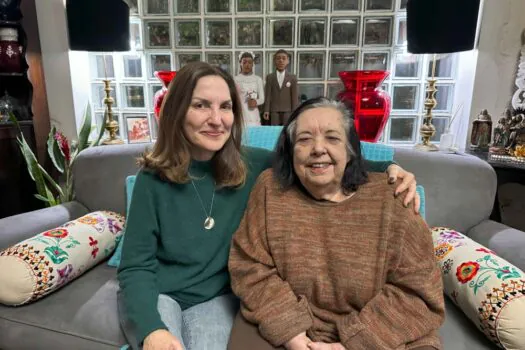 Thereza Falcão e Rosa Magalhães na sua casa quando se reuniam para conversar sobre o musical, em foto de 15 de julho de 2024 – Crédito fotográfico divulgação