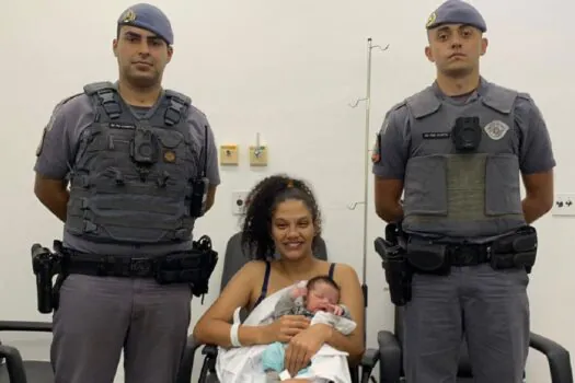 Ação rápida de policiais militares salva vida de bebê que se engasgou com leite