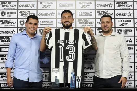 Alex Telles é apresentado no Botafogo com ‘momento fofura’ da filha