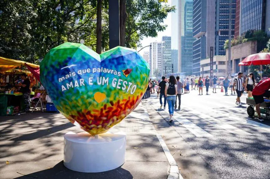 Exposição "Art of Love" espalha corações gigantes pelas ruas de SP