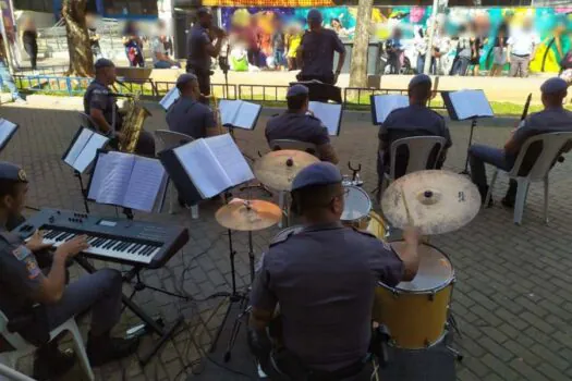 Banda da PM leva música à rua e ‘show’ anima população