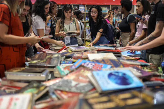 Bienal tem tumulto com autora de livro picante e modelo que atraiu multidão