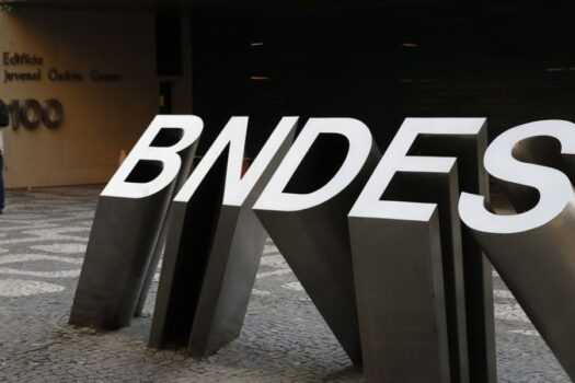 BNDES financia primeiro projeto para produzir combustível limpo de aviões em escala