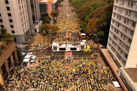 Bolsonaristas tomam parte da Paulista em protesto contra decisões de Moraes