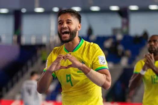 Brasil segura pressão, vence Marrocos e vai à semi da Copa do Mundo de Futsal