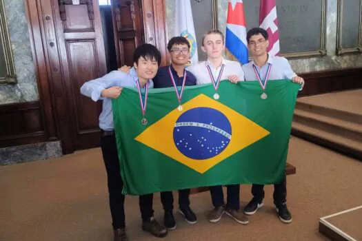 Estudantes brasileiros capacitados no Butantan conquistam medalhas na OIAB