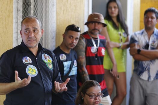 Guto Volpi dialoga com moradores e participa de encontros religiosos