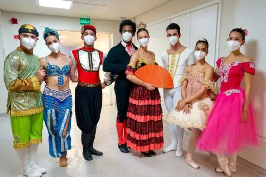 Bailarinos se apresentam no Hospital do Servidor Público Estadual