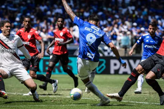 Cruzeiro bate Atlético-GO e volta a vencer no Brasileiro