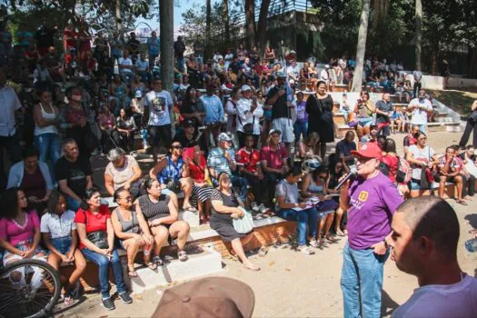 Prefeito Filippi reforça compromisso com políticas habitacionais em assembleia do MTST