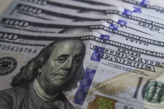 Dólar cai para R$ 5,48 à espera de juros no Brasil e nos EUA