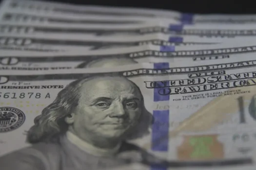 Dólar fecha abaixo de R$ 5,60 com dados de emprego nos EUA