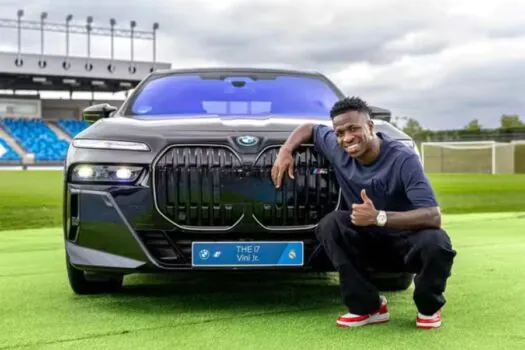 Elenco do Real Madrid recebe carros de luxo