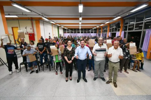 Prefeitura de São Bernardo entrega escrituras a moradores do Alves Dias