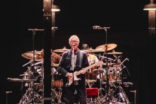 Eric Clapton celebra clássicos em show sem interação e com bandeira palestina na guitarra