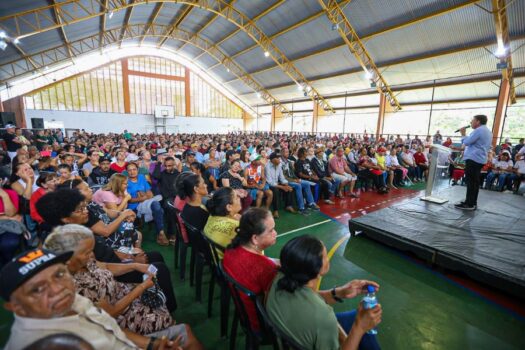 Prefeitura de São Bernardo entrega 1.800 escrituras a moradores do Jardim Calux