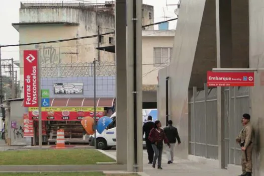 Estação Ferraz de Vasconcelos celebra o Dia da Árvore com participação de estudantes