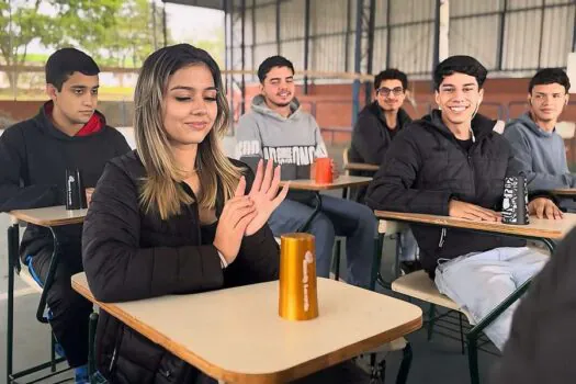 Professora da Etec de Itapeva ensina inglês com música e coreografia