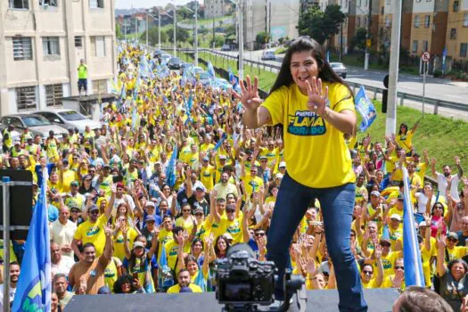 Flávia Morando reúne 3.000 pessoas em caminhada pelas ruas do Três Marias 