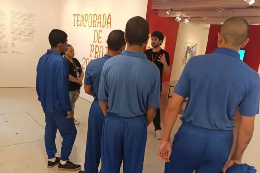 Adolescentes da Fundação CASA exploram exposições no Paço das Artes