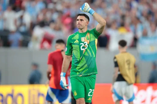 Goleiro da Argentina é suspenso pela Fifa por agressão e gesto obsceno